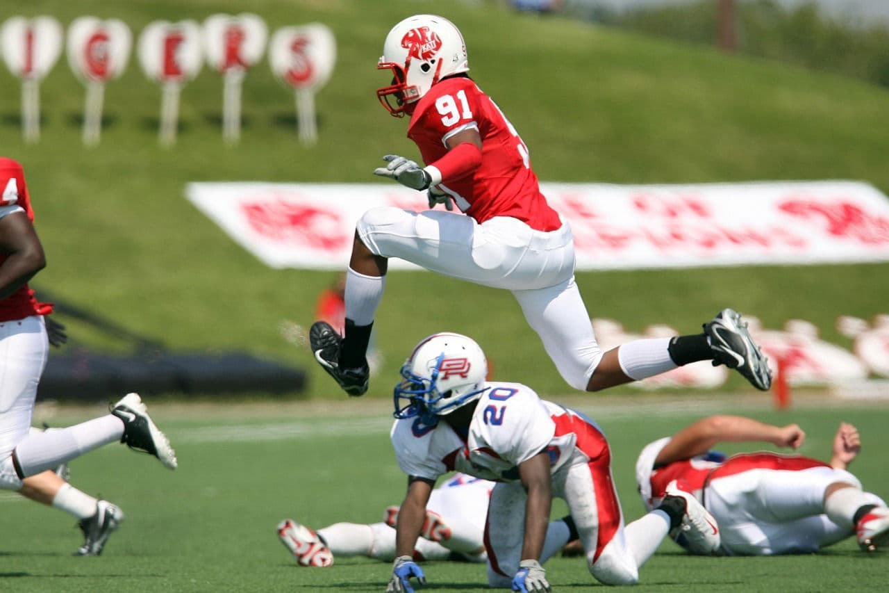 Massage for Football Players: Sore Shoulders, Quads, and Recovery Between Games